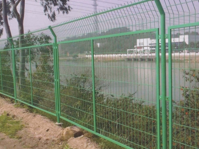 鐵絲網護欄